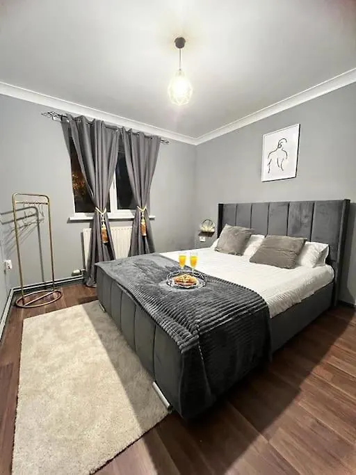 Lovely, Two Bedroom Apartment Central Location Londýn