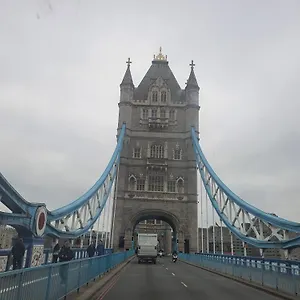 Apartment Walking To Tower Bridge, London