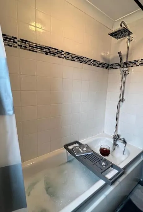 Lovely, Two Bedroom Apartment Central Location London